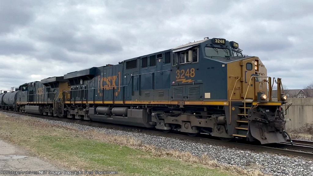 CSX 3248 looked like it was leading D752.